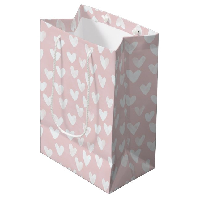 Girly Pink White Hearts Geburtstag Mittlere Geschenktüte (Vorderseite Schrägansicht)