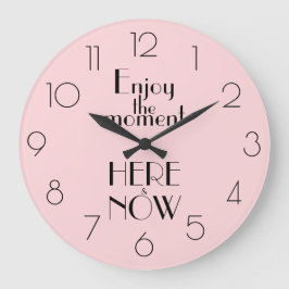 Girly Pink Zitat GENIESSEN SIE DEN MOMENT HIER & J Große Wanduhr