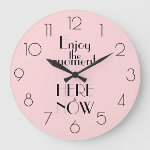 Girly Pink Zitat GENIESSEN SIE DEN MOMENT HIER & J Große Wanduhr