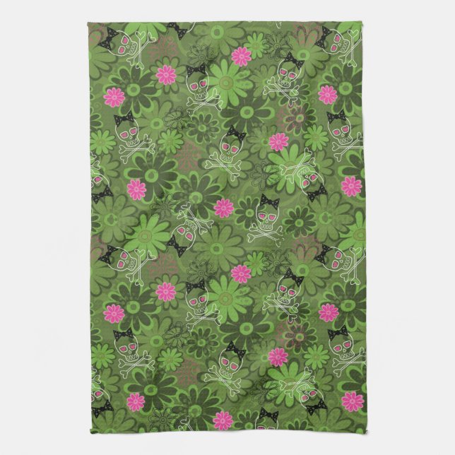Girly Punkschädel auf Blumen-Camouflagehintergrund Geschirrtuch (Vertikal)