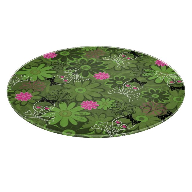 Girly Punkschädel auf Blumen-Camouflagehintergrund Schneidebrett (Ecke)