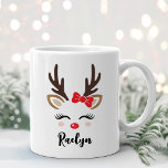 Girly Reindeer Face Personalisierter Name Weihnach Kaffeetasse<br><div class="desc">Niedlicher Weihnachtskaffee oder heiße Kakao-Tasse präsentiert ein hübsches Rentiergesicht mit hübschen Wimpern, rosa, rot anmutenden Wangen, einem roten Bogen auf ihren Geweihen und einer glänzenden roten Nase. Personalisieren Sie diese festliche heiße Schokolade-Tasse mit einem Vornamen oder einem anderen benutzerdefinierten Text. Macht ein lustiges Urlaubsgeschenk für jedes Mädchen - Kinder, Enkel,...</div>