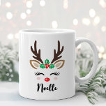 Girly Reindeer Face Personalisierter Name Weihnach Kaffeetasse<br><div class="desc">Niedlicher Weihnachtskaffee oder heiße Kakao-Tasse präsentiert ein hübsches Rentiergesicht mit hübschen Wimpern, rosafarbenen Wangen, einer heiligen Beerengründekoration an ihren Geweihen und einer glänzenden roten Nase. Personalisieren Sie diese festliche heiße Schokolade-Tasse mit einem Vornamen oder einem anderen benutzerdefinierten Text. Macht ein lustiges Urlaubsgeschenk für jedes Mädchen - Kinder, Enkel, Familie und...</div>