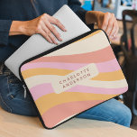 Girly Retro Vintag Wave Abstrakt Trendy Feminine Laptopschutzhülle<br><div class="desc">Girly Retro Vintag Wave Personalisiert Name Laptop Sleeves verfügt über eine Retrowelle in Rosa,  Orange und Weiß mit einem Overlay Ihres personalisierten Namens. Perfektes Geschenk für sie zu Weihnachten,  Geburtstag,  Ferien,  Schule,  Arbeit,  Uni und mehr. Entworfen von © Evco Studio www.zazzle.com/store/evcostudio</div>