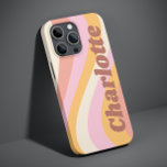 Girly Retro Vintag Wave Personalisierter Name Case-Mate iPhone 14 Hülle<br><div class="desc">Girly Retro Vintag Wave Personalisiert Name iPhone Smartphone Cases bietet eine Retrowelle in Rosa, Orange und Weiß mit Ihrem personalisierten Namen in eleganten modernen Drehbuch-Akzent. Personalisieren Sie diese, indem Sie den Text in dem dafür vorgesehenen Textfeld bearbeiten. Perfekt zum Geburtstag, Weihnachten, Muttertag, Babyduschen, Brautpartys, Mama, Schwester, Cousins, beste Freunde und...</div>