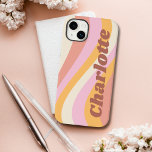Girly Retro Vintag Wave Personalisierter Name Case-Mate iPhone 14 Plus Hülle<br><div class="desc">Girly Retro Vintag Wave Personalisiert Name iPhone Smartphone Cases bietet eine Retrowelle in Rosa, Orange und Weiß mit Ihrem personalisierten Namen in eleganten modernen Drehbuch-Akzent. Personalisieren Sie diese, indem Sie den Text in dem dafür vorgesehenen Textfeld bearbeiten. Perfekt zum Geburtstag, Weihnachten, Muttertag, Babyduschen, Brautpartys, Mama, Schwester, Cousins, beste Freunde und...</div>