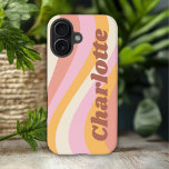 Girly Retro Vintag Wave Personalisierter Name iPhone 16 Hülle<br><div class="desc">Girly Retro Vintag Wave Personalisiert Name iPhone 16 Phone Cases bietet eine Retrowelle in Rosa, Orange und Weiß mit Ihrem personalisierten Namen in eleganten modernen Drehbuch-Akzent. Personalisieren Sie diese, indem Sie den Text in dem dafür vorgesehenen Textfeld bearbeiten. Perfekt zum Geburtstag, Weihnachten, Muttertag, Babyduschen, Brautpartys, Mama, Schwester, Cousins, beste Freunde...</div>
