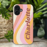 Girly Retro Vintag Wave Personalisierter Name iPhone 16 Plus Hülle<br><div class="desc">Girly Retro Vintag Wave Personalisiert Name iPhone 16 Plus Phone Cases bietet eine Retrowelle in Rosa, Orange und Weiß mit Ihrem personalisierten Namen in eleganten modernen Drehbuch-Akzent. Personalisieren Sie diese, indem Sie den Text in dem dafür vorgesehenen Textfeld bearbeiten. Perfekt zum Geburtstag, Weihnachten, Muttertag, Babyduschen, Brautpartys, Mama, Schwester, Cousins, beste...</div>