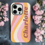 Girly Retro Vintag Wave Personalisierter Name iPhone 16 Pro Hülle<br><div class="desc">Girly Retro Vintag Wave Personalisiert Name iPhone 16 Pro Phone Cases bietet eine Retrowelle in Rosa, Orange und Weiß mit Ihrem personalisierten Namen in eleganten modernen Drehbuch-Akzent. Personalisieren Sie diese, indem Sie den Text in dem dafür vorgesehenen Textfeld bearbeiten. Perfekt zum Geburtstag, Weihnachten, Muttertag, Babyduschen, Brautpartys, Mama, Schwester, Cousins, beste...</div>