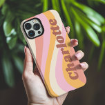 Girly Retro Vintag Wave Personalisierter Name iPhone 16 Pro Max Hülle<br><div class="desc">Girly Retro Vintag Wave Personalisiert Name iPhone 16 Pro Max Phone Cases bietet eine Retrowelle in Rosa, Orange und Weiß mit Ihrem personalisierten Namen in eleganten modernen Drehbuch-Akzent. Personalisieren Sie diese, indem Sie den Text in dem dafür vorgesehenen Textfeld bearbeiten. Perfekt zum Geburtstag, Weihnachten, Muttertag, Babyduschen, Brautpartys, Mama, Schwester, Cousins,...</div>