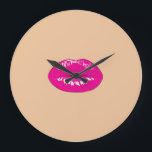 Girly Trendy Lips, Kiss Große Wanduhr<br><div class="desc">Dieses Bild zeigt Lippen auf cremefarbenem Hintergrund. . Jedes Mädchen würde Liebe haben, dieses stilvolle Design zu haben.Wenn Ihre Kunst noch angepasst werden muss, klicken Sie auf die Schaltfläche Diese anpassen. Das bringt Sie zu einem Designbereich, wo Sie sich bewegen und sogar Schriftart wechseln können!</div>