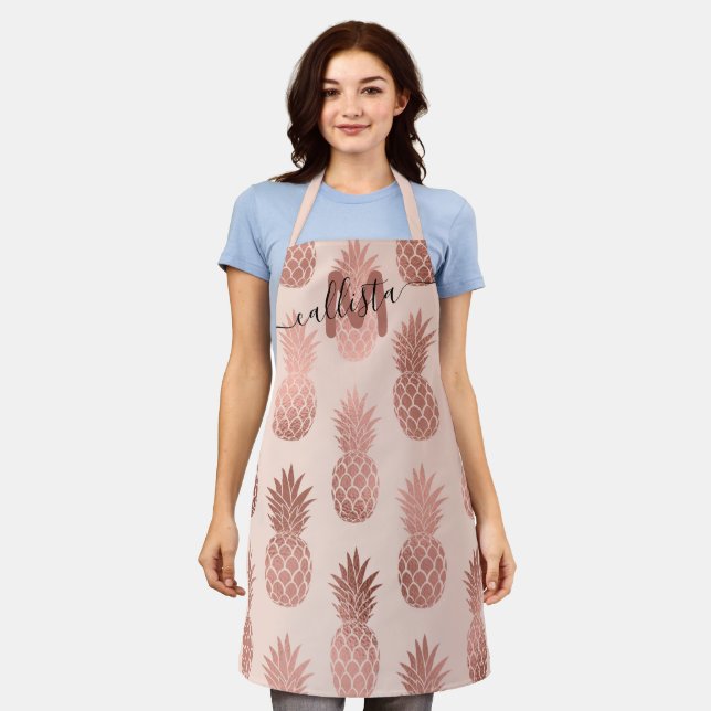 Girly Tropical Rose Gold Summer Pineapa Monogramm Schürze (Getragen)
