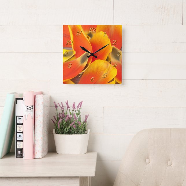 Girly Tulip Blume Petals Vibrant Orange sie Shed Quadratische Wanduhr (Lesesaal)