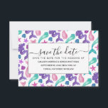 Girly Watercolor Mermaids Tales Seashells Pattern Save The Date<br><div class="desc">Dieses künstlerische Muster ist perfekt für die Meerjungfrau. Die handbemalten aquamarinen grünen, violetten, lila, rot-rosa und beerrosafarbenen Meerjungfrauen, Meerjungfrau-Schwänze und eine Vielzahl von Muscheln auf einem schlichten weißen Hintergrund. Es ist hübsch, niedlich, lustig und spielerisch. Stilisieren Sie mit diesem handgemalten Muster, das vom Künstler La Femme, Rachel Matheney, gemacht wurde....</div>