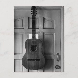 Gitarre an der Tür Postkarte