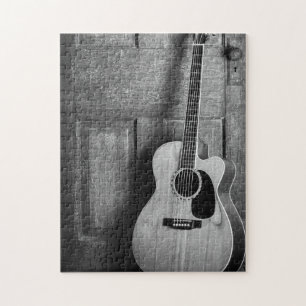 Gitarre an Tür gelehnt in Schwarz und Weiß