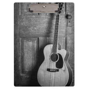 Gitarre lehnt gegen Tür in Schwarz und Weiß ab Klemmbrett