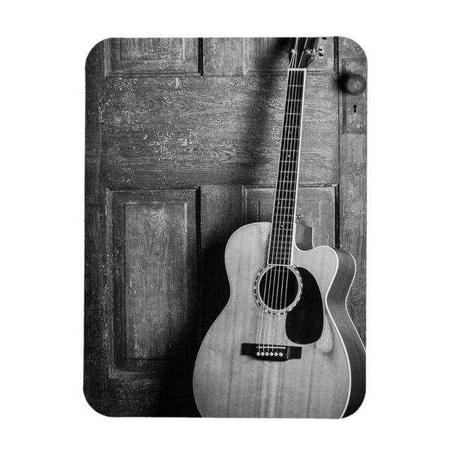 Gitarre lehnt gegen Tür in Schwarz und Weiß ab Magnet (Vertikal)