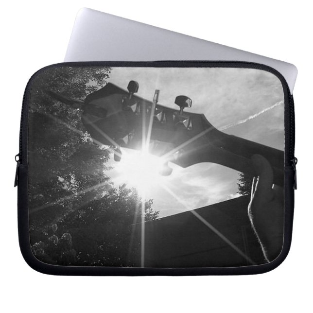 Gitarre und Sonnenstrahlen Laptopschutzhülle (Vorderseite)