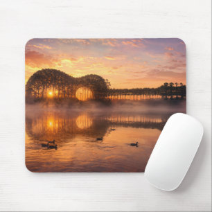 Gitarrenbaum-Silhouette mit Enten auf Seewasser Mousepad