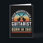 Gitarrist geboren 1941 80th Birthday Guitar Gift V Karte<br><div class="desc">Unterschätze niemals einen Gitarrist,  der 1941 geboren wurde. Ideal 80. Geburtstagsgeschenk für einen 80 Jahre alten Gitarrenspieler & Musikbegeisterten,  der Gitarren Lieben. Retro für Männer,  Frauen,  dein Vater am Vatertag.</div>