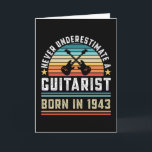 Gitarrist geboren 1943 80th Birthday Guitar Gift V Karte<br><div class="desc">Unterschätze niemals einen Gitarrist,  der 1943 geboren wurde. Ideal 80. Geburtstagsgeschenk für einen 80 Jahre alten Gitarrenspieler & Musikbegeisterten,  der Gitarren Lieben. Retro für Männer,  Frauen,  dein Vater am Vatertag.</div>