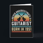 Gitarrist geboren 1951 70th Birthday Guitar Gift V Karte<br><div class="desc">Unterschätze niemals einen Gitarrist,  der 1951 geboren wurde. Ideal 70. Geburtstagsgeschenk für einen 70 Jahre alten Gitarrenspieler & Musikbegeisterten,  der Gitarren Lieben. Retro für Männer,  Frauen,  dein Vater am Vatertag.</div>