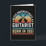 Gitarrist geboren 1951 70th Birthday Guitar Gift V Karte<br><div class="desc">Unterschätze niemals einen Gitarrist,  der 1951 geboren wurde. Ideal 70. Geburtstagsgeschenk für einen 70 Jahre alten Gitarrenspieler & Musikbegeisterten,  der Gitarren Lieben. Retro für Männer,  Frauen,  dein Vater am Vatertag.</div>
