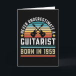 Gitarrist geboren 1959 70th Birthday Guitar Gift V Karte<br><div class="desc">Unterschätze niemals einen Gitarrist,  der 1959 geboren wurde. Ideal 70. Geburtstagsgeschenk für einen 70 Jahre alten Gitarrenspieler & Musikbegeisterten,  der Gitarren Lieben. Retro für Männer,  Frauen,  dein Vater am Vatertag.</div>