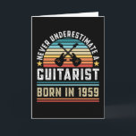 Gitarrist geboren 1959 70th Birthday Guitar Gift V Karte<br><div class="desc">Unterschätze niemals einen Gitarrist,  der 1959 geboren wurde. Ideal 70. Geburtstagsgeschenk für einen 70 Jahre alten Gitarrenspieler & Musikbegeisterten,  der Gitarren Lieben. Retro für Männer,  Frauen,  dein Vater am Vatertag.</div>