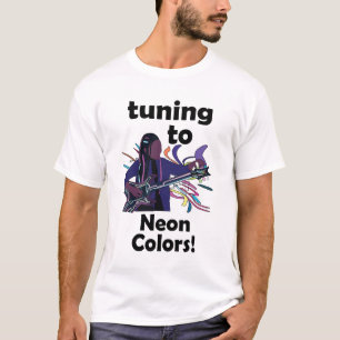 Gitarrist stimmt auf Neonfarben ein Musikalische P T-Shirt