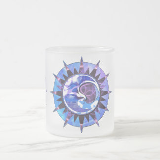 Givré le soleil céleste et tasse givrée par lune