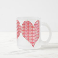 Tasse assez rouge de coeurs d'amour de motif