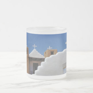 Givré Tasse de café givrée par église de pueblo de Taos