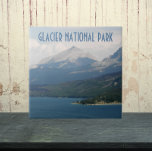 Glacier National Park Foto Fliese<br><div class="desc">Keramik Kachel mit einem landschaftlichen Foto Bild von St. Mary Lake und den Bergen von Montana im Glacier National Park. Wählen Sie Ihre Kachelgröße aus. Macht ein tolles Reise-Souvenir-Trivet!</div>