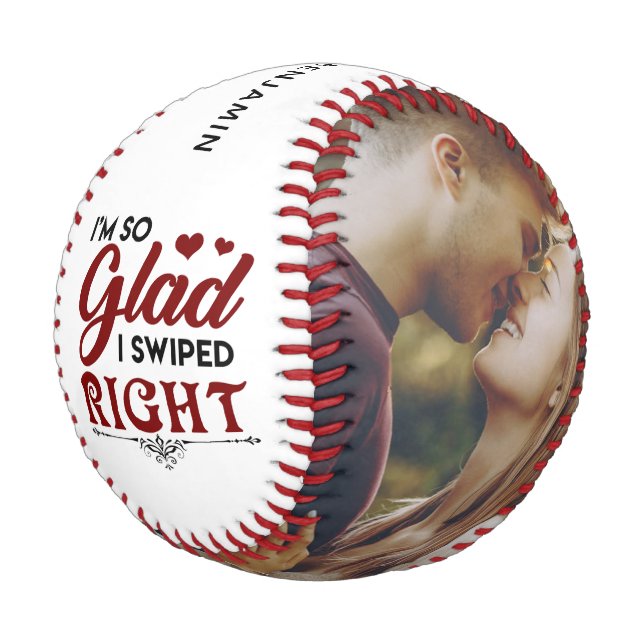 Glad I Swiped Right Verlobung Foto Valentines Baseball (Schrägansicht)