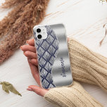 Glam Art Deco Muster Silver Navy Blauer Name Case-Mate iPhone Hülle<br><div class="desc">Dieses Design zeichnet sich durch eine schicke Deko-Fächermuster der Marine und Silberkunst auf den links aus,  und ein Silber-Imitat-Folie auf der rechten Seite in Form einer Welle,  die mit silbernen Imitat-Glitzer begrenzt wird. Personalisieren Sie es mit Ihrem Namen oder Monogramm in einem stilvollen marineblau handgeschriebenen Pinselpinsel-Schriftart.</div>