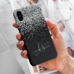 Glam Black Silver Glitzer Monogram Name iPhone Hülle<br><div class="desc">Glam Black Silver Glitzer Elegant Monogram iPhone Case. Dieses schicke Gehäuse mit elegantem silberfarbenem Glitzer auf schwarzem Hintergrund ist einfach zu personalisieren. Das Design enthält Ihr handgeschriebenes Skriptmonogramm mit hübschen Wirbel und Namen.</div>