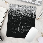 Glam Black Silver Glitzer Monogram Name Mousepad<br><div class="desc">Glam Black Silver Glitzer Elegant Monogram Mouse Pad. Dieses schicke Mousepad-Design mit elegantem silberfarbenem Glitzer auf schwarzem Hintergrund ist einfach zu personalisieren. Das Design enthält Ihr handgeschriebenes Skriptmonogramm mit hübschen Wirbel und Namen.</div>