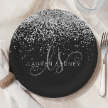 Glam Black Silver Glitzer Monogram Name Pappteller<br><div class="desc">Glam Black Silver Glitzer Elegante Monogram Paper Plate. Dieses schicke,  elegante Papierplattendesign mit elegantem silberglänzenden Glitzer auf schwarzem Hintergrund ist einfach zu personalisieren. Das Design beinhaltet Ihr handgeschriebenes Skriptmonogramm mit hübschen Wirbel und Ihrem Namen.</div>