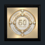 Glam Diamond & Gold Rahmen 50. Hochzeitstag Erinnerungskiste<br><div class="desc">Glam funkelndes weißes Diamant Set in goldfarbenem Wirblen Rahmen,  50. Hochzeitstag Mauerwerk Uhr. Anpassbarer Text in veränderbarer Schriftart-Farbe. Bilder von Diamanten und Gold wurden mit Text zu Bildgenerator erstellt.</div>
