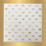 Glam Gold Butterfets White Fliese<br><div class="desc">Weiße Fliese mit goldenen Schmetterlingen.</div>
