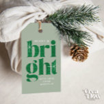 Glam Green Sequin Merry and Bright Christmas Geschenkanhänger<br><div class="desc">Lassen Sie Ihre Weihnachtsgeschenke mit diesem sehenswerten "Sage green"-Geschenketikett mit glitzerndem grünem, sequin-ähnlicher Text, der "Merry & Bright" heißt, höher schlagen. Die Rückseite des Geschenktafels weist ein stylisches dunkelgrünes Streifen-Muster auf. Passen Sie den Tag an, indem Sie Ihre eigenen Grüße und Namen am unteren Rand hinzufügen, und können Sie die...</div>