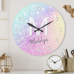 Glam Iridescent Glitzer Personalisiert farbig Runde Wanduhr<br><div class="desc">Dieses farbenfrohe,  bunt gestylte Glitzer-Muster lässt sich einfach mit Ihrem individuelle Name und/oder Monogramm personalisieren.</div>