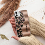 Glam Leopard Spots Rose Gold Black Metallic Name Case-Mate iPhone 14 Hülle<br><div class="desc">Dieses Design zeichnet sich durch eine schicke Rose Gold Leoparden-Spot-Muster auf einem schwarzen Hintergrund auf dem verlassen, und eine Rose Gold Imitate Folie auf der rechten Seite in Form einer Welle mit Rose Gold Imitate Glitzer begrenzt. Personalisieren Sie es mit Ihrem Namen oder Monogramm in einem stilvollen, handgeschriebenen, schwarzen Schriftart....</div>