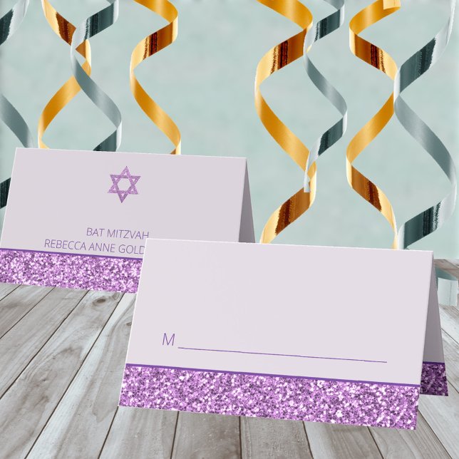 Glam Lila Fun Sitzplätze für Bat Mitzvah Party Platzkarte (So simple to customize these purple faux glitter Bat Mitzvah party place cards)