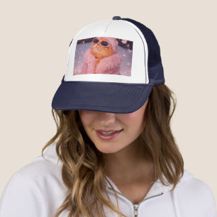 Glam Money Katze in rosa Pelzmantel und Sonnenbril Truckerkappe
