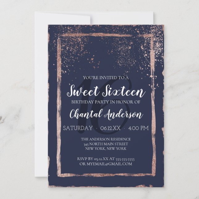 Glam Navy Rose Gold Confetti Pinselstrich Sweet 16 Einladung (Vorderseite)