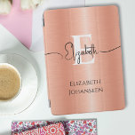 Glam Peach Fuzz Brushed Metal White Monogram Name iPad Mini Hülle<br><div class="desc">Mit unserem Glam Peach Fuzz Brushed Metal White Monogram Name iPad Air Cover steigern Sie Ihren technischen Stil! Dieses atemberaubende Cover ist mit einem pfirsichfarbenen Metallhintergrund aus gebürstetem Metall mit fett weißem Monogramm und elegantem schwarzen Skriptnamen geschmückt. Unter dem Monogramm können Sie Ihren vollen Namen in einfacher schwarzer Typografie personalisieren....</div>