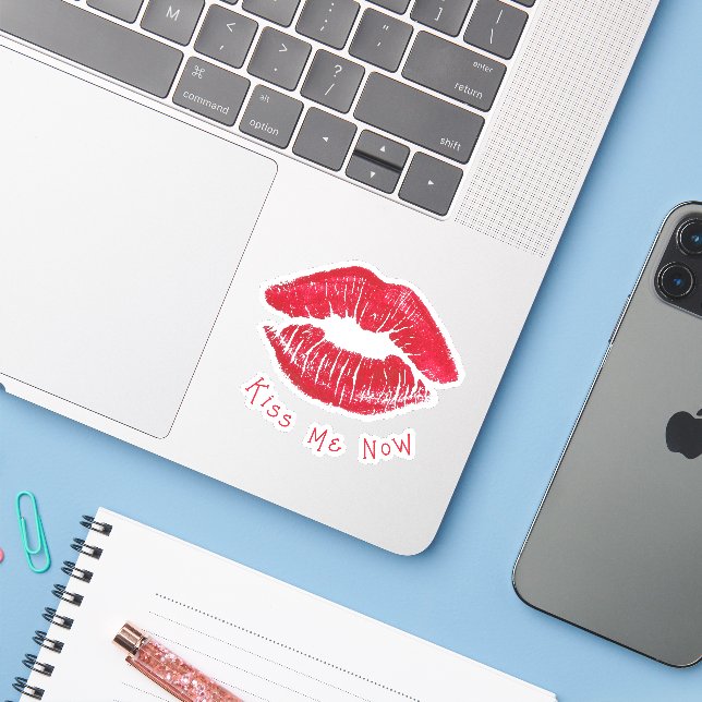 Glam Red Lips "Kiss Me Now" Vinyl Aufkleber (Laptop mit iPhone)